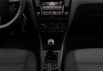 Подержанный автомобиль Skoda Rapid Liftback 2017 года (13 фото)