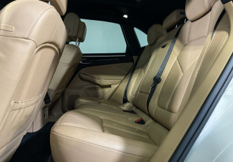 Подержанный автомобиль Porsche Macan 2019 года (10 фото)