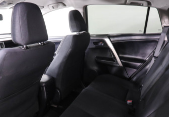 Подержанный автомобиль Toyota RAV4 2017 года (12 фото)