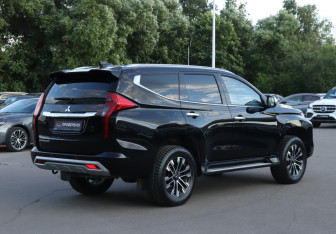 Подержанный автомобиль Mitsubishi Montero Sport 2023 года (5 фото)