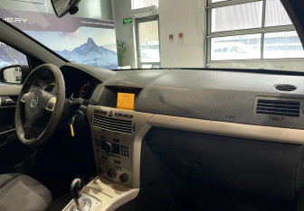 Подержанный автомобиль Opel Astra Sedan 2008 года (10 фото)