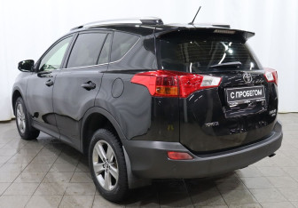 Подержанный автомобиль Toyota RAV4 2015 года (6 фото)