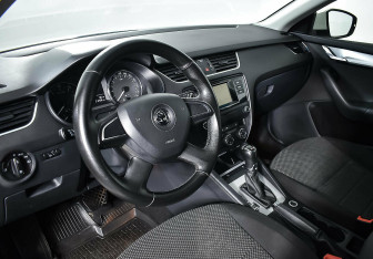 Подержанный автомобиль Skoda Octavia Wagon 2015 года (10 фото)
