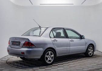 Подержанный автомобиль Mitsubishi Lancer Sedan 2004 года (5 фото)