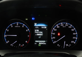 Подержанный автомобиль Toyota RAV4 2017 года (11 фото)