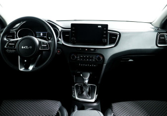 Подержанный автомобиль Kia Ceed Hatchback 2022 года (10 фото)