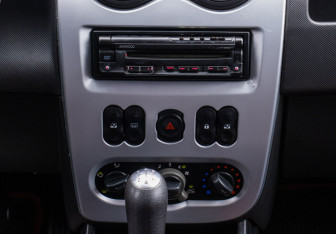 Подержанный автомобиль Renault Logan Sedan 2011 года (14 фото)