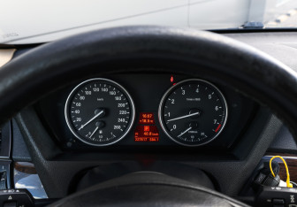 Подержанный автомобиль BMW X5 2011 года (12 фото)