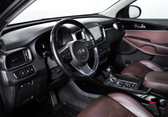 Подержанный автомобиль Kia Sorento 2017 года (15 фото)