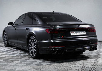 Подержанный автомобиль Audi S8 2023 года (7 фото)