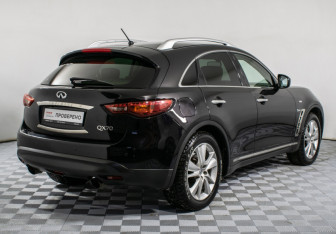 Подержанный автомобиль Infiniti QX70 2015 года (5 фото)