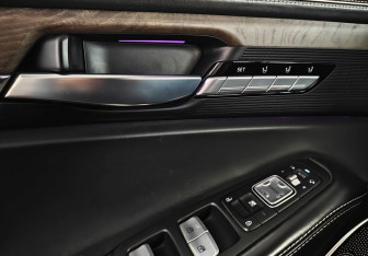 Подержанный автомобиль Genesis G90 2019 года (17 фото)
