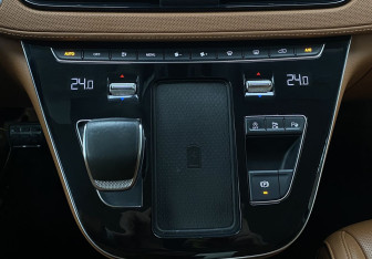 Подержанный автомобиль Hongqi HQ9 2022 года (15 фото)