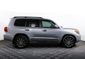 Подержанный автомобиль Toyota Land Cruiser Suv 2012 года (4 фото)