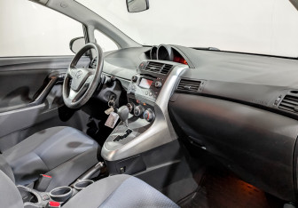 Подержанный автомобиль Toyota Verso 2014 года (11 фото)