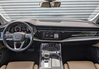 Подержанный автомобиль Audi Q7 2021 года (14 фото)