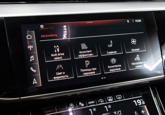 Подержанный автомобиль Audi A8 2023 года (19 фото)