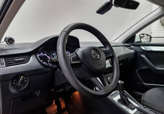 Подержанный автомобиль Skoda Octavia Liftback 2019 года (15 фото)