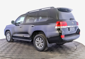 Подержанный автомобиль Toyota Land Cruiser Suv 2016 года (7 фото)