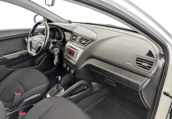 Подержанный автомобиль Kia Rio Hatchback 2017 года (11 фото)