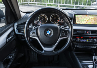 Подержанный автомобиль BMW X6 2015 года (10 фото)