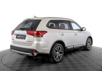 Подержанный автомобиль Mitsubishi Outlander 2018 года (5 фото)