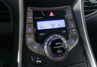 Подержанный автомобиль Hyundai Elantra Sedan 2012 года (13 фото)