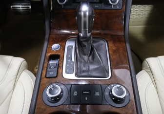 Подержанный автомобиль Volkswagen Touareg 2012 года (17 фото)