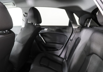 Подержанный автомобиль Audi A1 2014 года (12 фото)