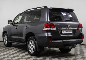 Подержанный автомобиль Toyota Land Cruiser Suv 2010 года (7 фото)