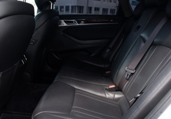 Подержанный автомобиль Genesis G80 2018 года (13 фото)
