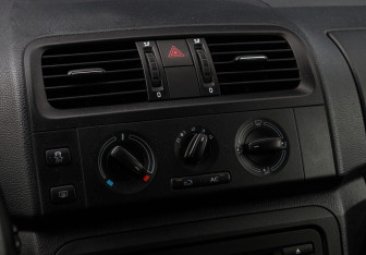 Подержанный автомобиль Skoda Fabia Hatchback 2014 года (17 фото)