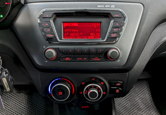 Подержанный автомобиль Kia Rio Hatchback 2014 года (23 фото)