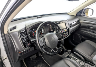 Подержанный автомобиль Mitsubishi Outlander 2016 года (16 фото)