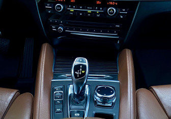 Подержанный автомобиль BMW X6 2014 года (16 фото)