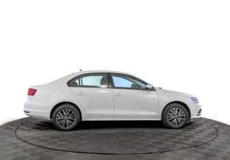 Подержанный автомобиль Volkswagen Jetta Sedan 2016 года (4 фото)