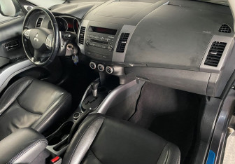 Подержанный автомобиль Mitsubishi Outlander 2007 года (11 фото)
