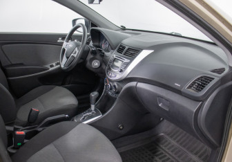 Подержанный автомобиль Hyundai Solaris Hatchback 2011 года (9 фото)