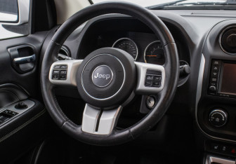 Подержанный автомобиль Jeep Compass 2013 года (15 фото)