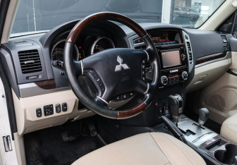 Подержанный автомобиль Mitsubishi Pajero 2019 года (13 фото)