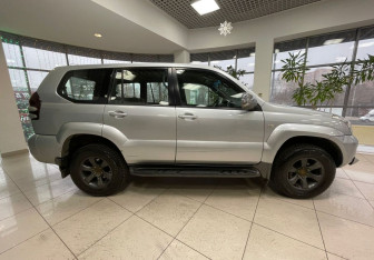 Подержанный автомобиль Toyota Land Cruiser Prado 2003 года (4 фото)