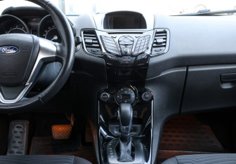 Подержанный автомобиль Ford Fiesta Hatchback 2015 года (15 фото)