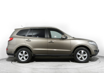 Подержанный автомобиль Hyundai Santa Fe 2010 года (4 фото)