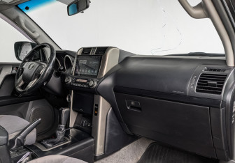 Подержанный автомобиль Toyota Land Cruiser Prado 2010 года (12 фото)