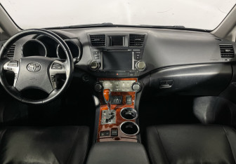 Подержанный автомобиль Toyota Highlander 2013 года (12 фото)