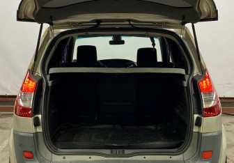 Подержанный автомобиль Renault Scenic 2007 года (10 фото)