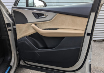 Подержанный автомобиль Audi Q7 2021 года (25 фото)