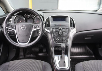 Подержанный автомобиль Opel Astra Wagon 2013 года (13 фото)