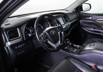 Подержанный автомобиль Toyota Highlander 2014 года (15 фото)