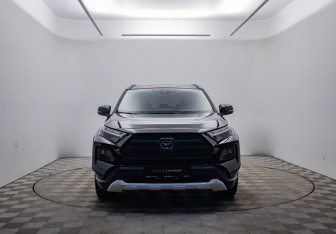 Подержанный автомобиль Toyota RAV4 2023 года (2 фото)